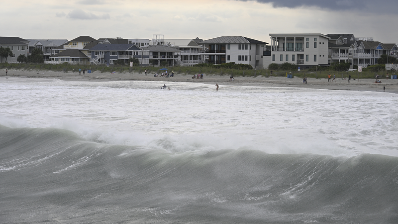 El huracán Erin genera una peligrosa marejada ciclónica en la costa este de EE.UU. video poster