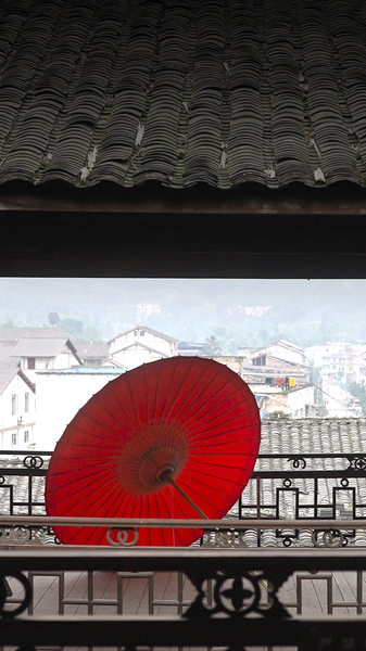 Dentro_de_las_sombrillas_de_papel_de_aceite_hechas_a_mano_con_100_pasos_de_Luzhou video poster