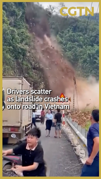 Deslizamiento_Masivo_Golpea_la_Carretera_4G_en_Vietnam__Conductores_Huyen video poster