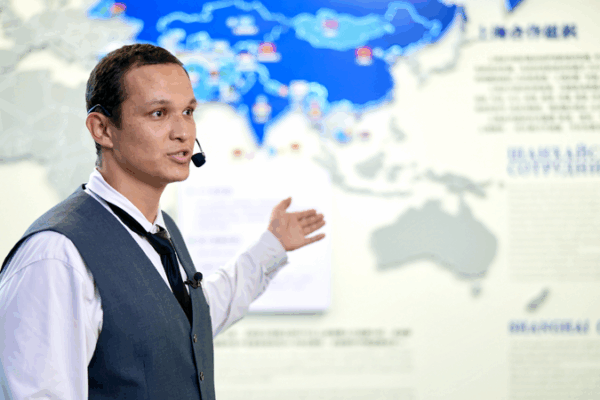 Juventud Uzbeka en Qingdao Prosperan como Intérpretes de la OCS en la Ruta de la Seda video poster