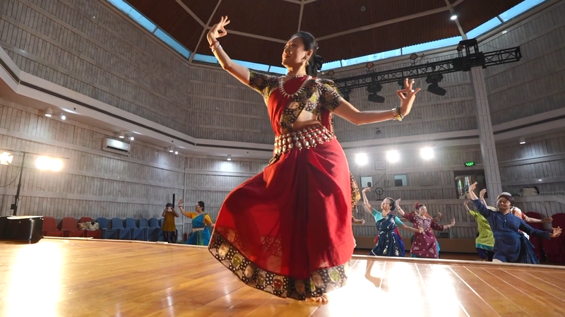 Tradiciones de danza: La danza clásica india une el intercambio entre la India y el continente chino video poster