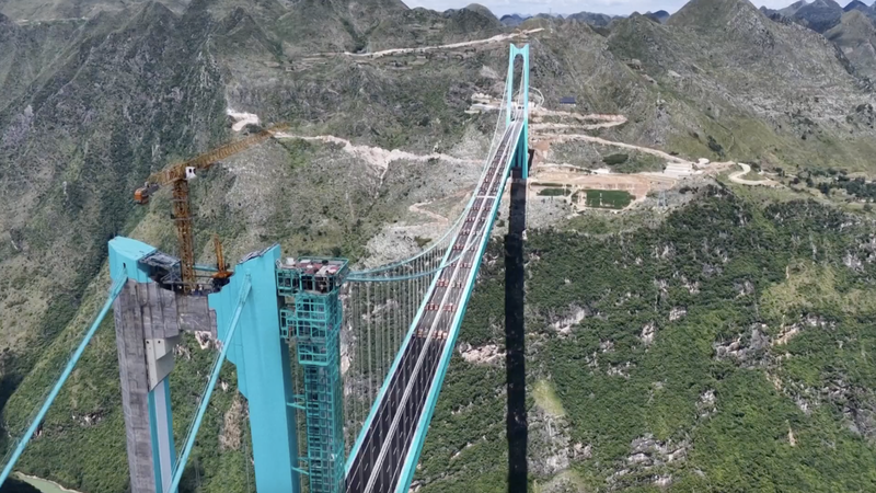 Puente del Gran Cañón Huajiang establece récord al superar prueba de carga en Guizhou video poster
