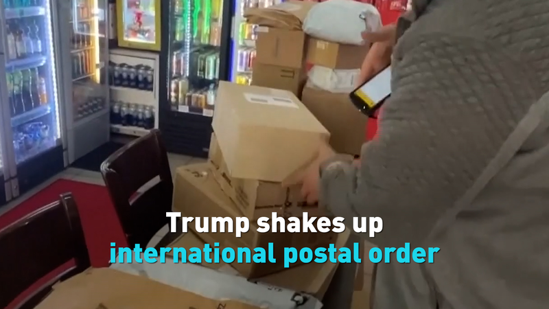 Trump sacude el envío postal global video poster