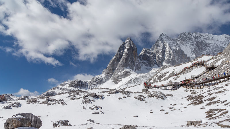 Descubre la Montaña de Nieve Yulong: La Joya Blanca y Negra de Yunnan video poster