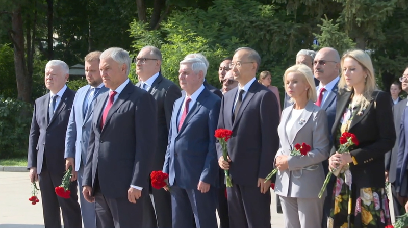 Portavoz de la Duma de Rusia rinde homenaje a los héroes soviéticos en Changchun video poster