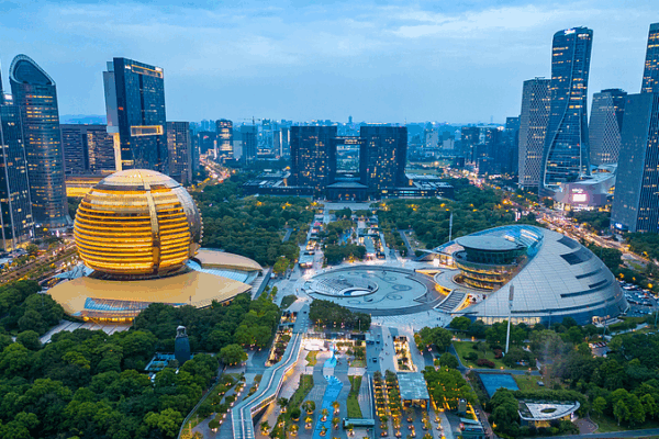 El Balcón Urbano de Hangzhou: Impresionante Horizonte y Vistas de las Mareas sobre el Río Qiantang video poster