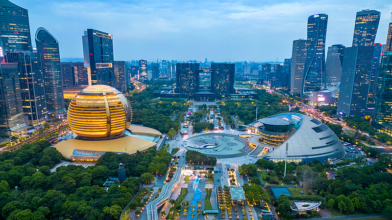 El Balcón Urbano de Hangzhou: Impresionante Horizonte y Vistas de las Mareas sobre el Río Qiantang video poster