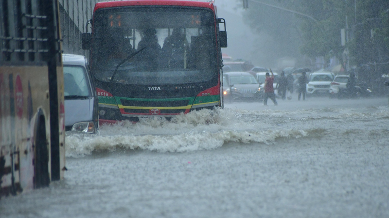 Mumbai Bajo el Agua: Alerta Roja en la Ciudad por Fuertes Lluvias 🌧️🚨