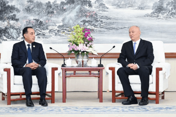 Cai Qi del CPC y el Primer Ministro de Egipto, Madbouly, Forjan Lazos Más Fuertes en Cumbre SCO 2025