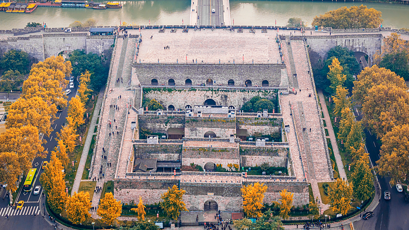 La Puerta Zhonghua de Nanjing: Cicatrices de guerra y renovación de ginkgos