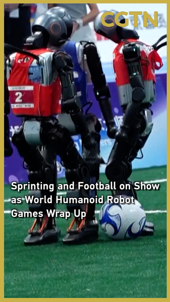 Robots corren y juegan fútbol en los Juegos Mundiales Inaugurales de Robots Humanoides video poster