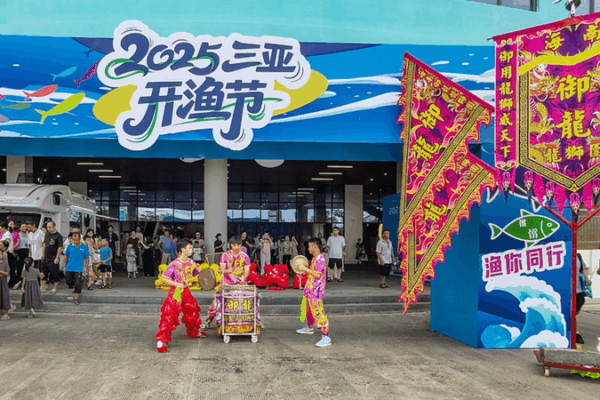 Los pescadores de Hainan zarpan tras el fin de la prohibición en el Mar del Sur de China video poster