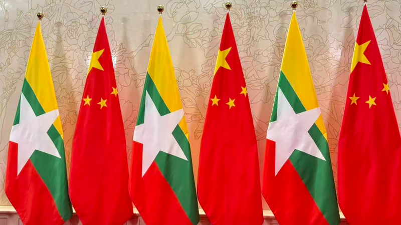Xi Jinping se reúne con el presidente interino de Myanmar, Min Aung Hlaing, en Tianjin