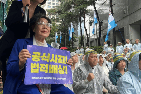 Superviviente de 96 años de mujeres de consuelo de la Segunda Guerra Mundial conmueve a la multitud en una manifestación en Seúl