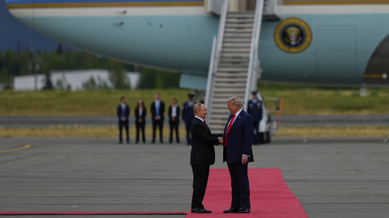 El hacedor de acuerdos vs. Putin: La reunión de Trump en Alaska fracasa 🚫🤝