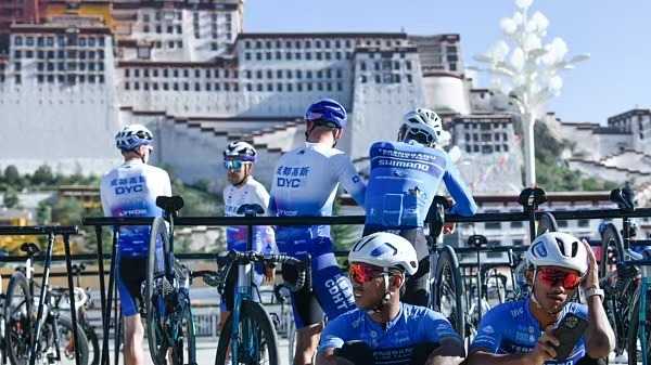 Ciclistas de élite se preparan para la carrera Trans-Himalaya de Xizang video poster