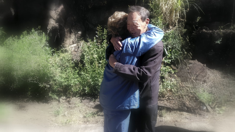Un reencuentro de 76 años: La hija de un Doolittle Raider visita el pueblo de su héroe video poster