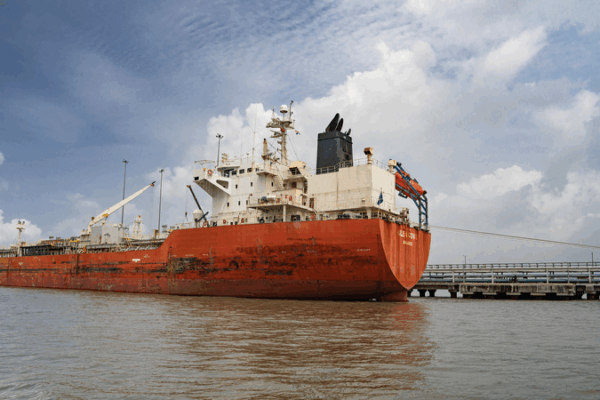 EE. UU. Impone Aranceles del 50% en Exportaciones Indias en Medio de Disputa por Petróleo Ruso