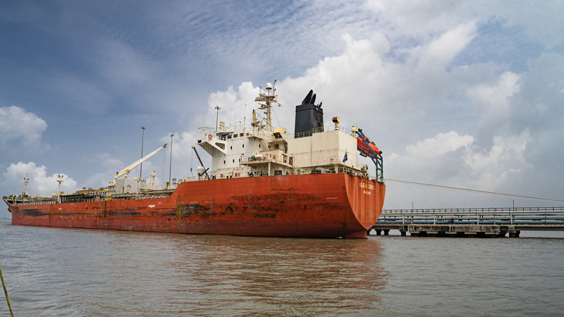 EE. UU. Impone Aranceles del 50% en Exportaciones Indias en Medio de Disputa por Petróleo Ruso