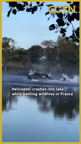 Helicóptero cisterna cae en un lago mientras combate incendios forestales en Francia video poster