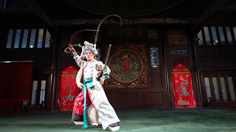 La danza de espada de Zhou Yu brilla en el espectáculo de la Ópera de Pekín video poster