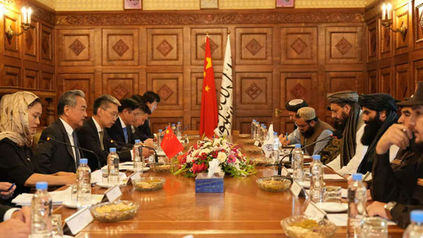China y Afganistán fortalecen lazos: Wang Yi se reúne con Haqqani en Kabul