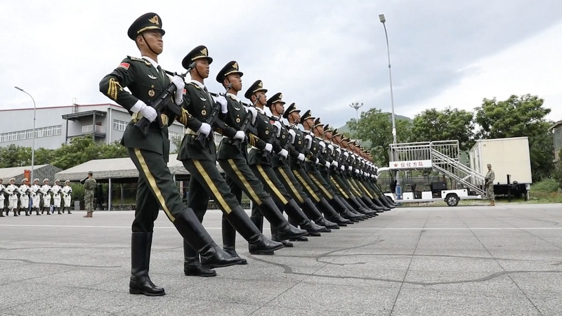 Guardias de Honor de China se Preparan para el Desfile del 80º Aniversario de la Victoria video poster