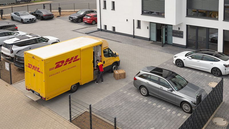 Los servicios postales globales suspenden los envíos a EE. UU. por nuevas reglas de tarifas