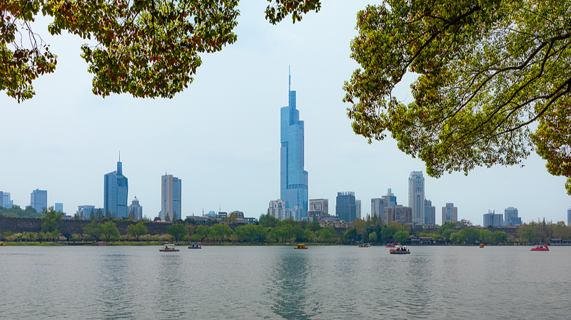 Vistas aéreas épicas del parque del lago Xuanwu desde la torre Zifeng video poster
