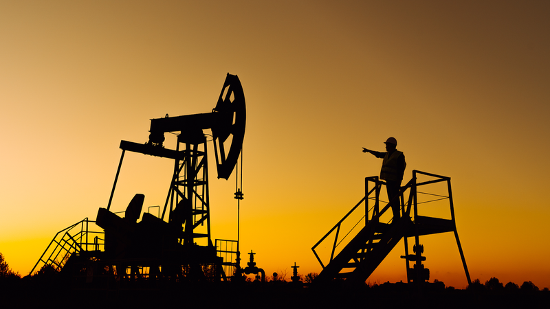 Precios del petróleo caen mientras la AIE aumenta perspectivas de suministro antes de la reunión Trump-Putin