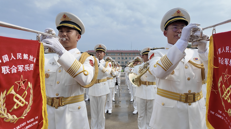 Mirada exclusiva a la base de entrenamiento del desfile del Día de la Victoria en Beijing video poster