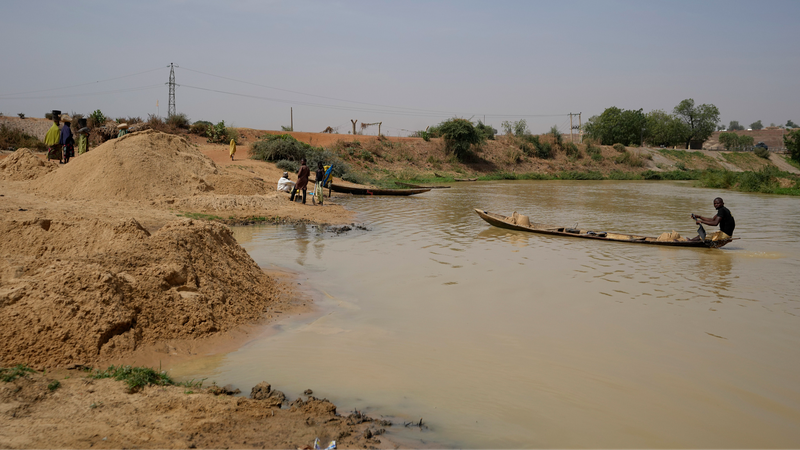 Barco sobrecargado naufraga en Nigeria, 10 rescatados, más de 40 desaparecidos