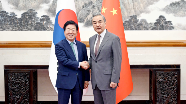 Wang Yi destaca amistad con enviado surcoreano en el 33° aniversario de China–ROK