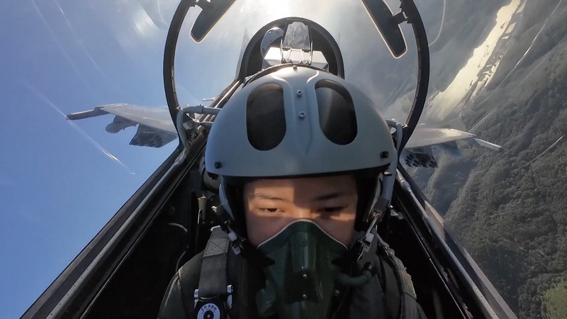 Sueño Alcanza el Vuelo: La Primera Mujer Piloto de Cazas de Xizang video poster