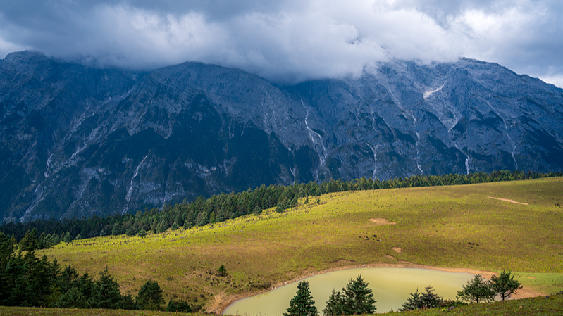 Montaña nevada de Yulong: Descubriendo el esplendor negro y blanco de Yunnan video poster
