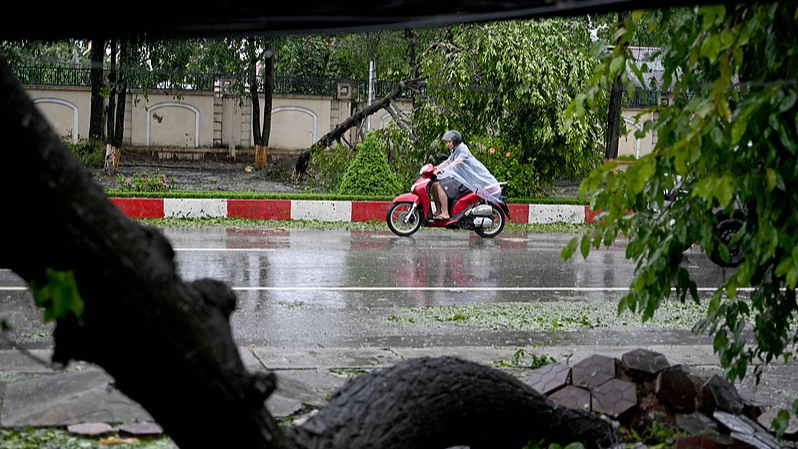 Las consecuencias del tifón Kajiki: Evacuaciones en marcha en la costa de Vietnam video poster