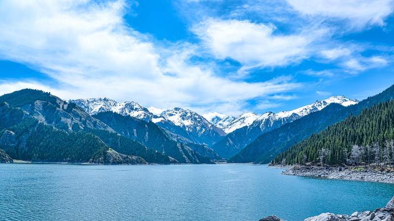 Descubre el Lago Tianchi de Xinjiang: El paraíso alpino de la naturaleza