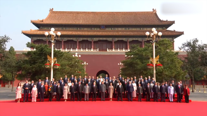 Xi Jinping se une a delegación global en foto grupal de la victoria de la Segunda Guerra Mundial video poster