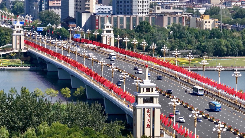 China se ilumina de rojo en Shanxi por el Día Nacional video poster