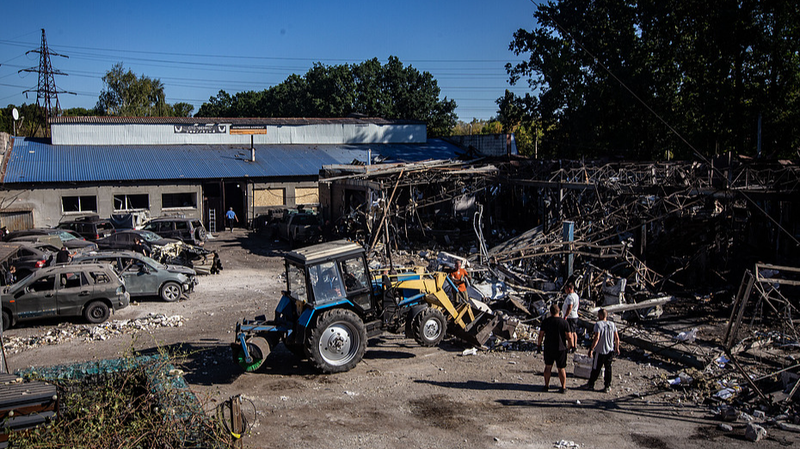 Ucrania afirma ataque a refinería de petróleo de Leningrado en Rusia