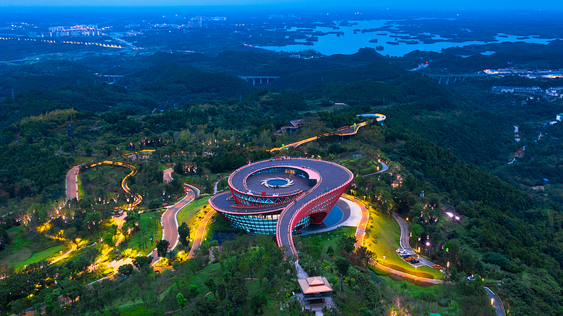 Explorando el Parque Forestal Urbano de las Montañas Longquan en Chengdu video poster