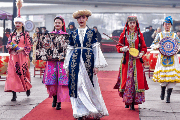 Xinjiang a los 70: Cómo se convirtió en la potencia occidental de China 🌟