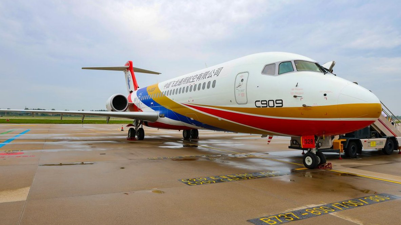 El primer avión de rescate médico C909 de la China continental aterriza en Zhengzhou