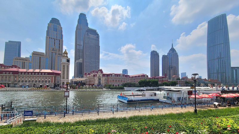 Peng Liyuan recibe a las esposas de los líderes de la OCS en un paseo por el río Haihe en Tianjin