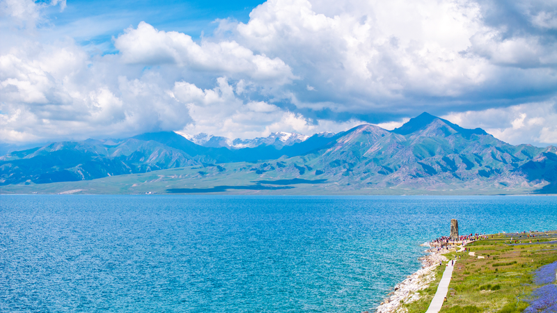 Escápate al arroyo Fengfanxi: Serenidad en el Lago Sayram video poster