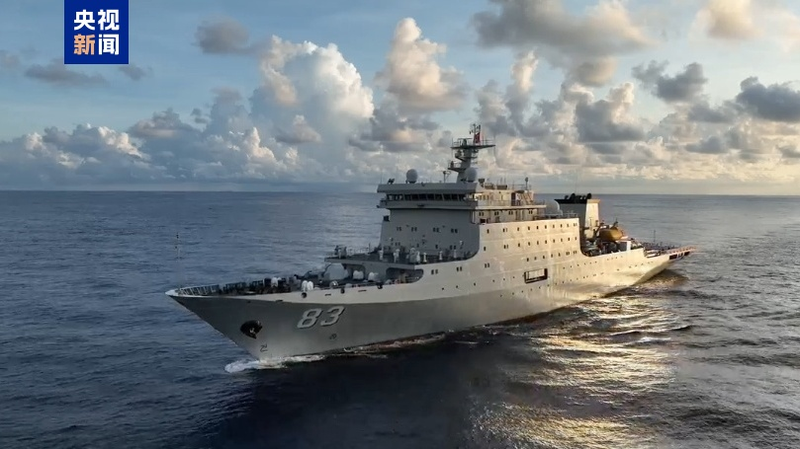 Los barcos Qi Jiguang y Yimengshan de la Armada del Ejército Popular de Liberación navegan en aguas de Hong Kong