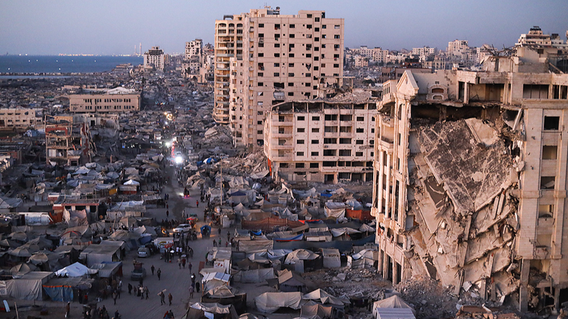 El ejército israelí intensifica los ataques, residentes de Gaza desplazados