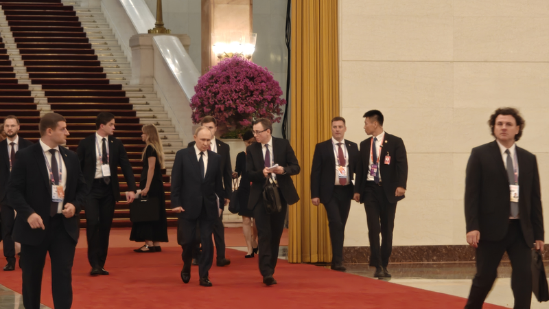 Putin sale del Gran Salón del Pueblo después de conversaciones con Xi video poster
