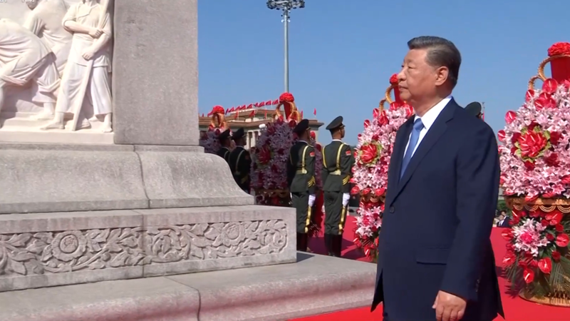 El presidente Xi Jinping honra a los mártires en el Monumento de Beijing video poster