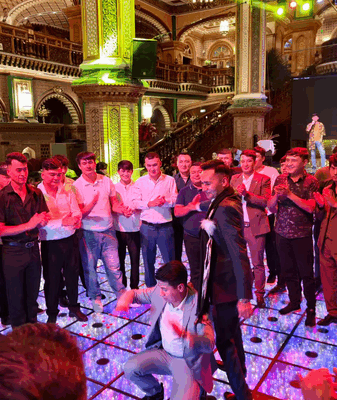 Qué llevar a una boda tradicional Uygur en Xinjiang video poster